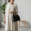 découvrez nos astuces pour accessoiriser une tenue sobre avec élégance et style, en ajoutant des touches originales sans en faire trop.