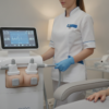 découvrez comment la cryolipolyse peut vous aider à éliminer les bourrelets de manière ciblée et efficace, sans chirurgie ni douleur.