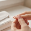 découvrez les gestes essentiels pour soigner vos cuticules sèches et obtenir une manucure plus nette et élégante.