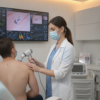 découvrez les différences entre esthéticienne et dermatologue, leurs rôles, compétences et spécialités pour mieux choisir selon vos besoins de soin de la peau.