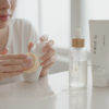 découvrez la technique du double nettoyage, une étape essentielle de la routine beauté coréenne pour une peau parfaitement purifiée et éclatante.