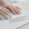 découvrez comment enlever votre vernis semi-permanent en toute sécurité et sans abîmer vos ongles grâce à nos astuces simples et efficaces.