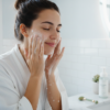 découvrez une routine matin et soir efficace pour prendre soin de votre peau grasse, réduire l'excès de sébum et éviter les imperfections.